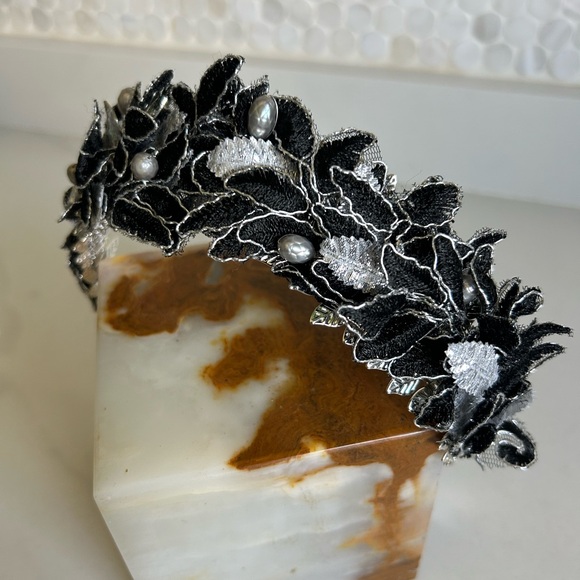 Elegant Black and Silver Lace Leaf and Faceted Pearl Headpiece - Picture 2 of 5